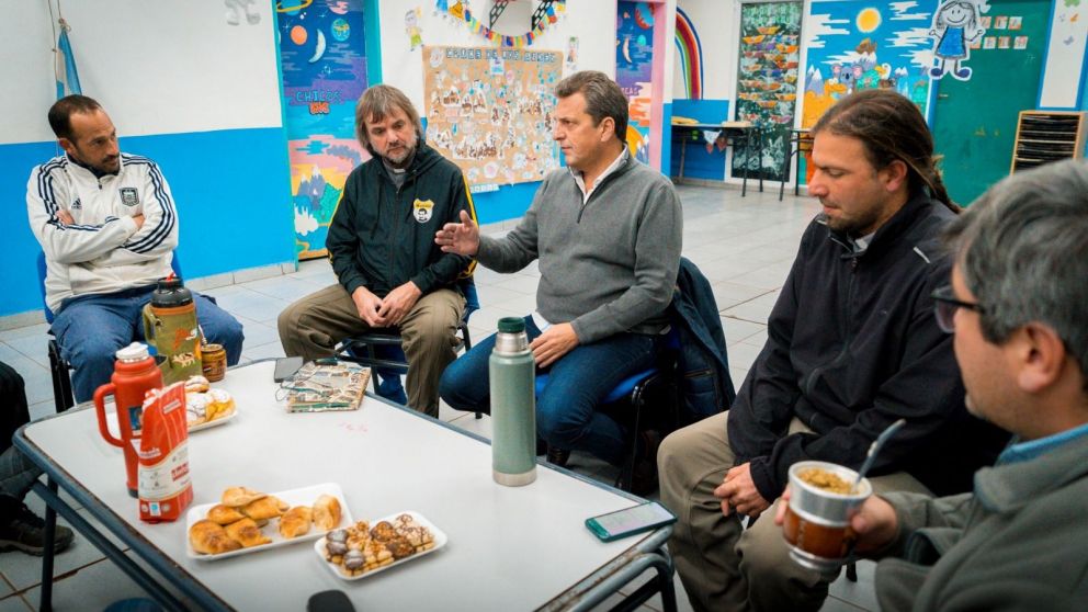 Massa se reunió con curas villeros para analizar la situación de los barrios populares.