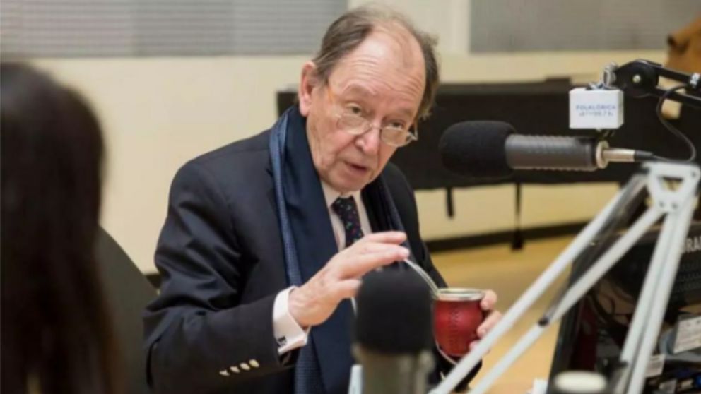 Simón era conductor del programa radial "Voces de la patria grande".