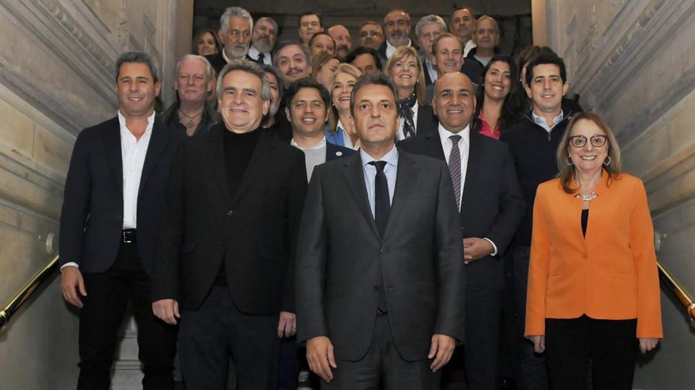 Sergio Massa, encabezando la foto junto a gobernadores y funcionarios peronistas (Gentileza @GZamoraSDE).