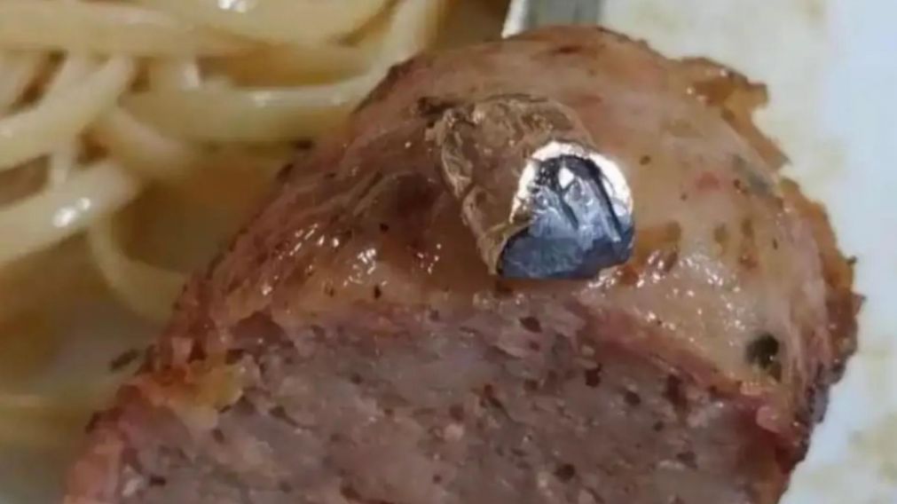 Asado de plomo: encontró una bala adentro de un chorizo: "De suerte no me la tragué".