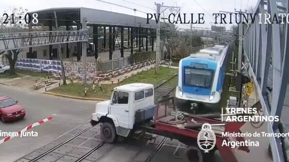 El momento en el que camionero quiso pasar quedó captado por las cámaras de seguridad (Captura de video).