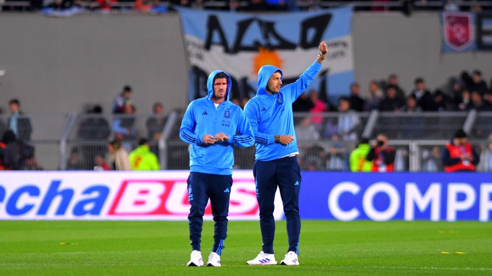 Al grito de "dale campeón", De Paul y Paredes mantuvieron la cábala de los caramelos.