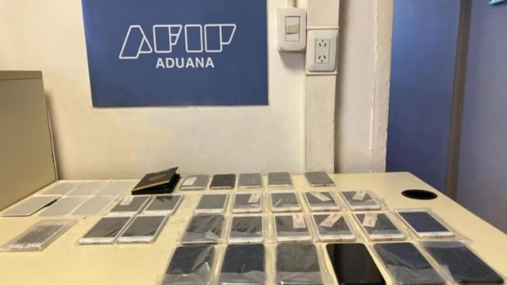 Los celulares que el detenido los tenía adosados en el cuerpo.