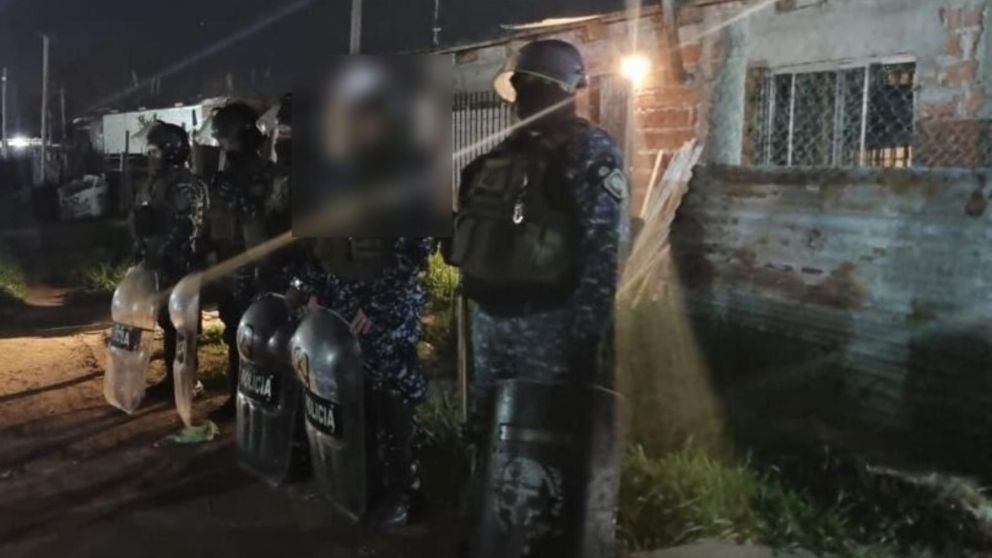 Los policías requisaron el terreno para apresar a los vendedores de drogas.