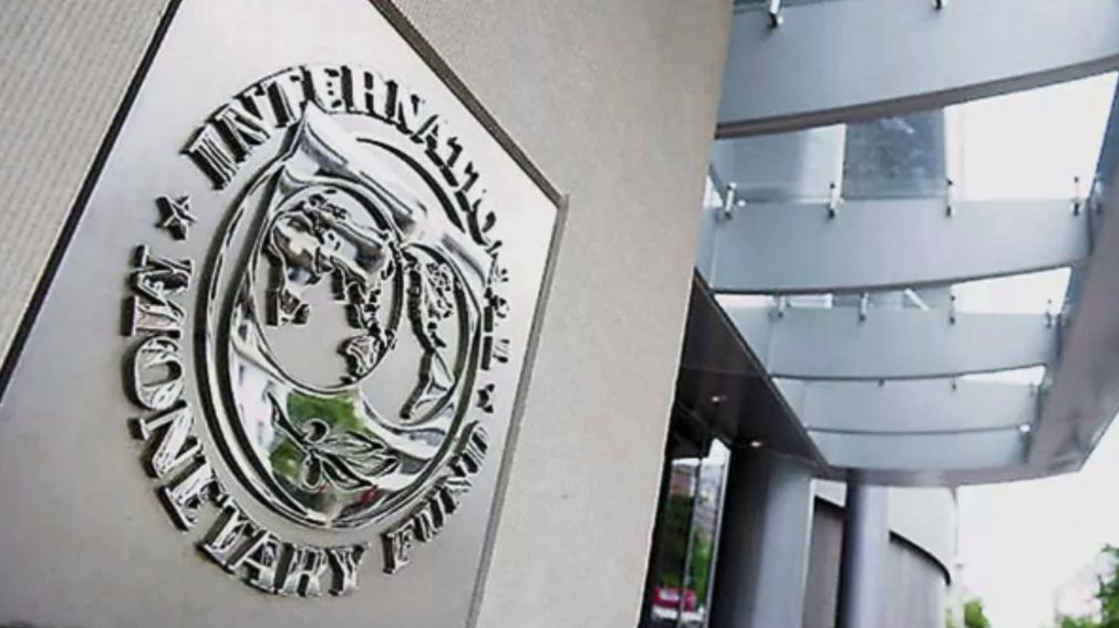 Economistas del FMI lanzaron una advertencia sobre la idea de dolarizar.