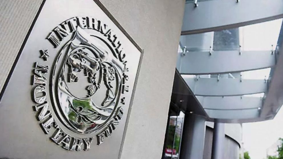 Economistas del FMI lanzaron una advertencia sobre la idea de dolarizar.