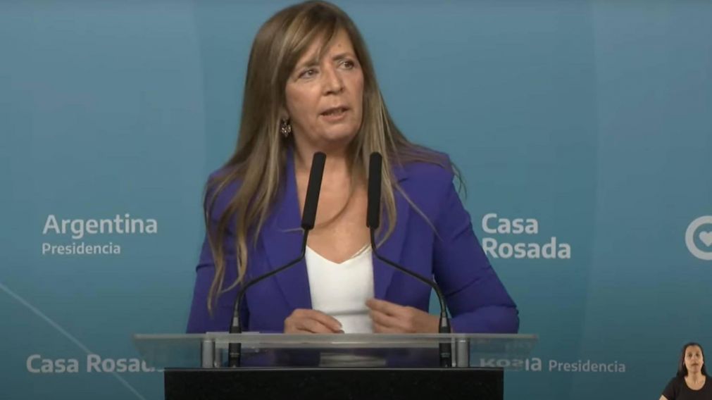 Anuncio de Gabriela Cerruti: "Se le cancela a Augusto Pinochet el derecho a usar las insignias Orden de Mayo y Orden del Libertador San Martín.