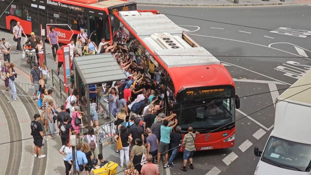Decenas de personas se unieron y rescataron a un hombre que quedó atrapado debajo de un colectivo (Imagen redes sociales).