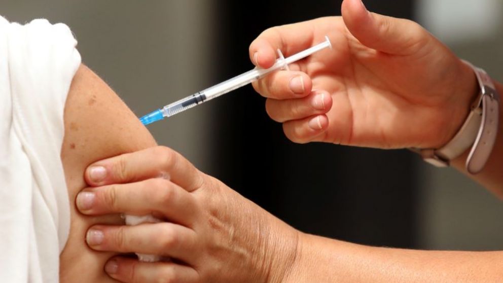 Se conoció cuándo llegarían al país las dosis de la vacuna contra el dengue.