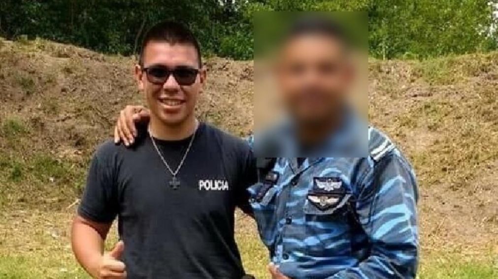 Germ�n Pesoa, de 28 a�os (a la izquierda), es el oficial que fue alcanzado por un disparo en uno de los brazos.