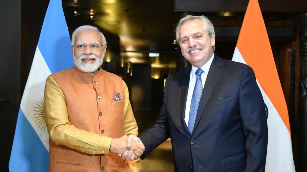 Alberto Fernández, junto al primer ministro Indio, Narendra Modi, durante una cumbre del G7.