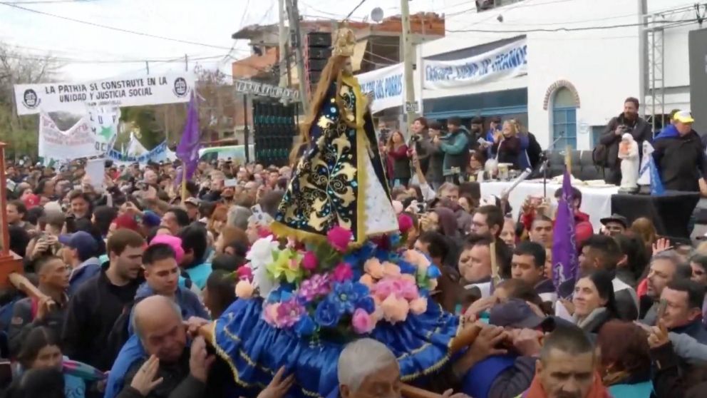 Comenzó la misa en desagravio por "ultrajes" a la figura del Papa en la parroquia de Caacupé.