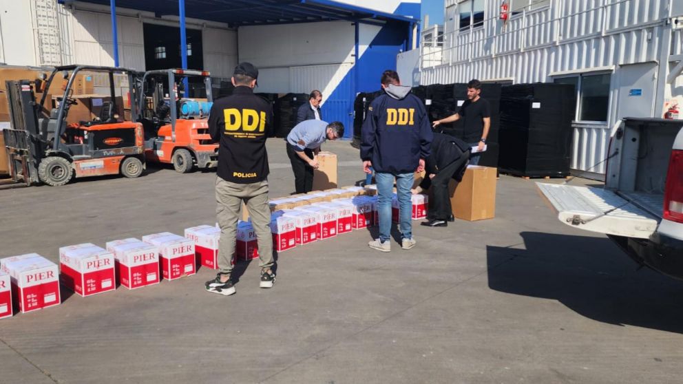 Algunas de las cajas con cartones de cigarrillos que fueron secuestradas por las autoridades.