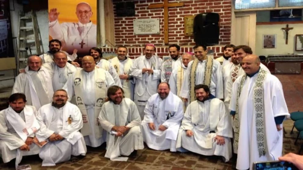 Tras los ataques de Javier Milei al papa Francisco, los curas villeros realizan una misa en desagravio