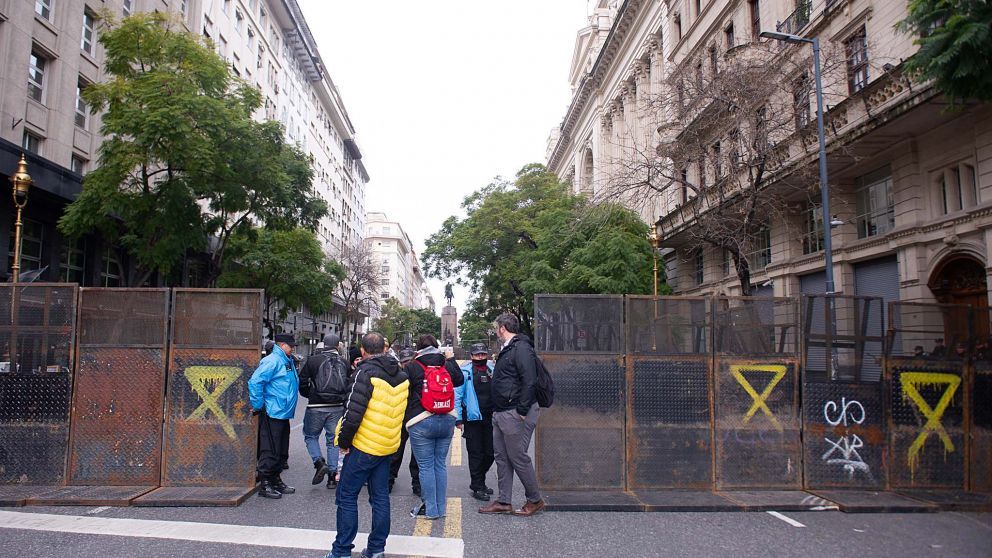 Los accesos a la Legislatura porteña se encuentran vallados como parte del operativo de seguridad (Télam).