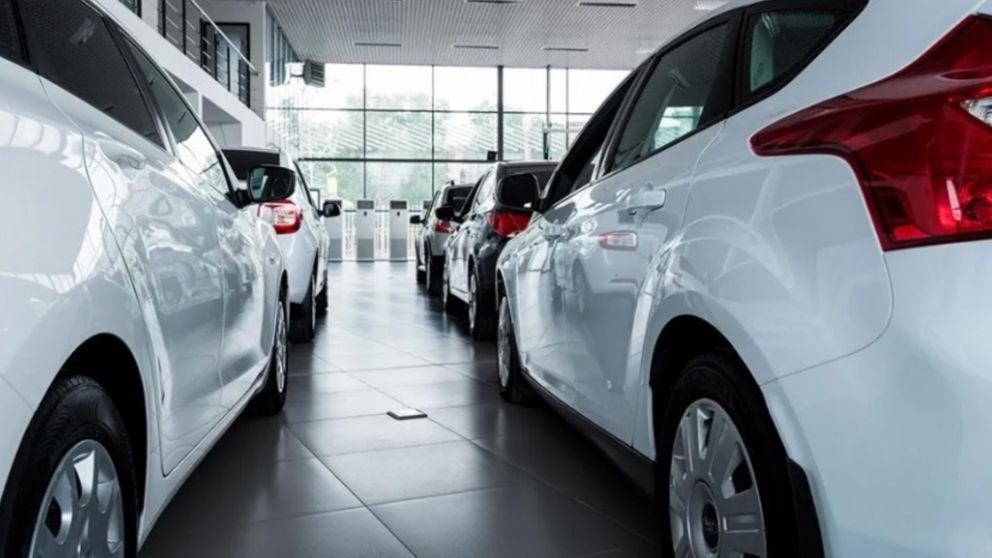 La incertidumbre es total en las concesionarias por la falta de precios de referencia para los autos 0 km (Télam/Archivo).