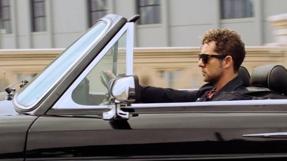 Fotograma de David Bisbal en el videoclip de "Tengo roto el corazón".