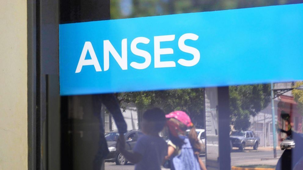 Jubilados y pensionados de ANSES cobrarán un bono de $37.000 en septiembre (Imagen ilustrativa).