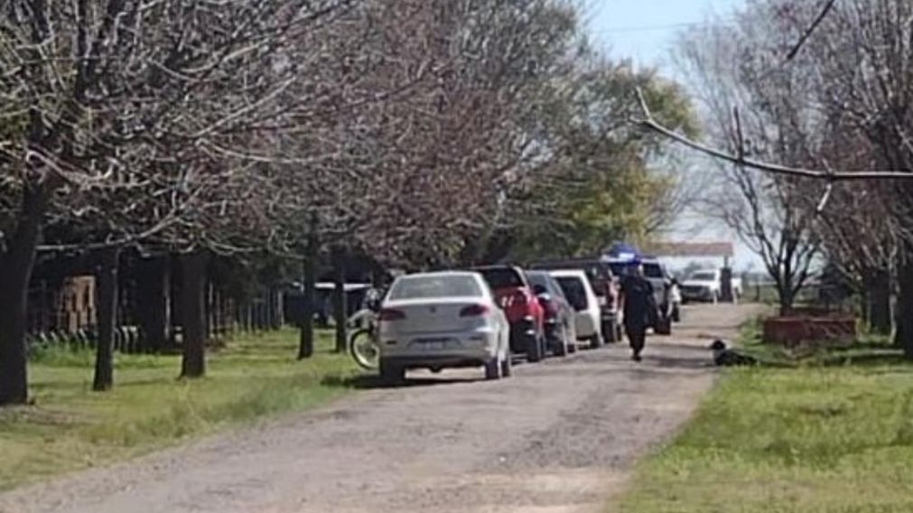 Las autoridades policiales revisaron el escenario del homicidio (Gentileza Baradero te informa).
