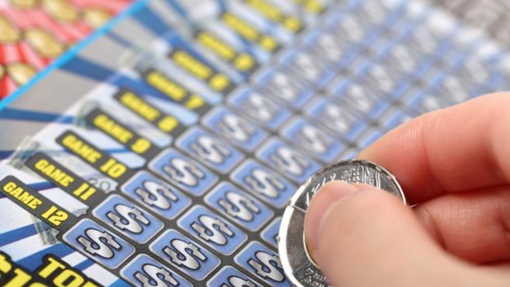 La mujer ganó millones de dólares en la lotería.