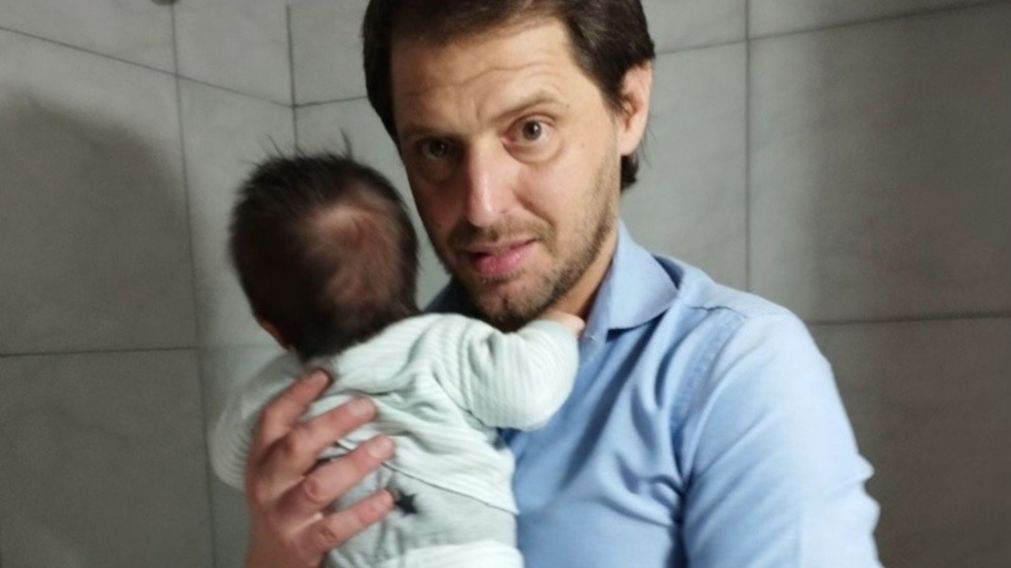  Mariano Barbieri, junto a su beb� de cuatro meses.