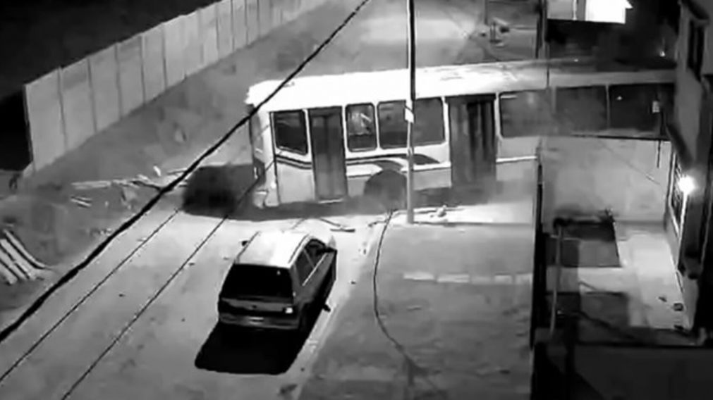 Un chofer se desmayó, perdió el control y el colectivo se incrustó dentro de una casa (Imagen captura video).