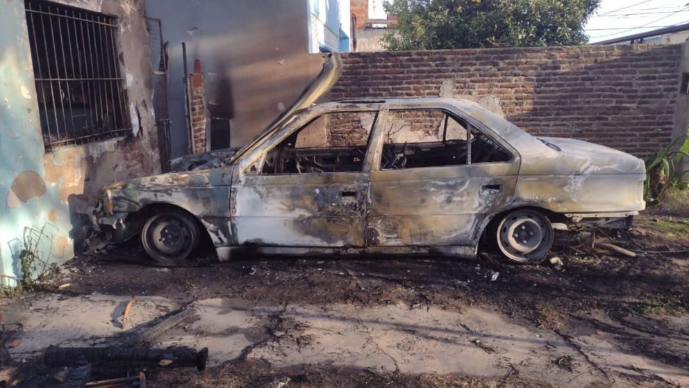 Las llamas de un incendio intencional casi se cobraron la vida de una víctima.