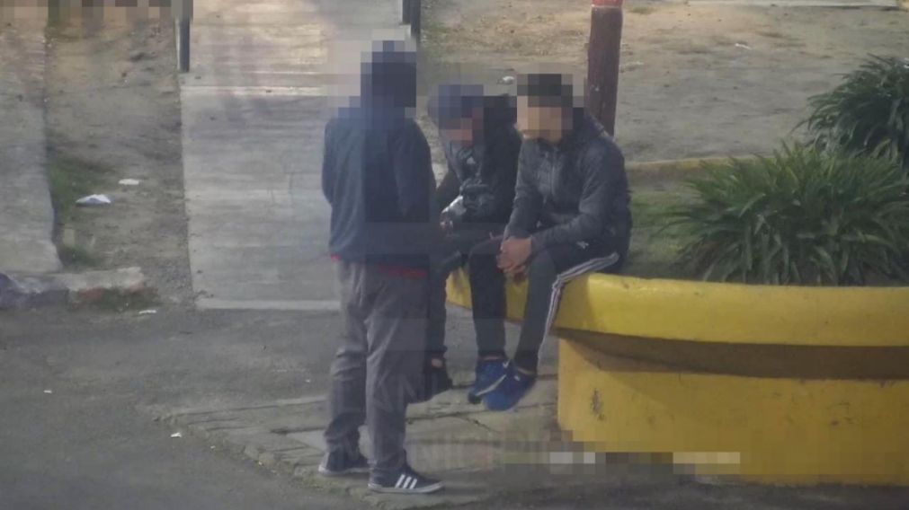 El momento en que una c�mara capta el momento en que un joven guarda un arma.