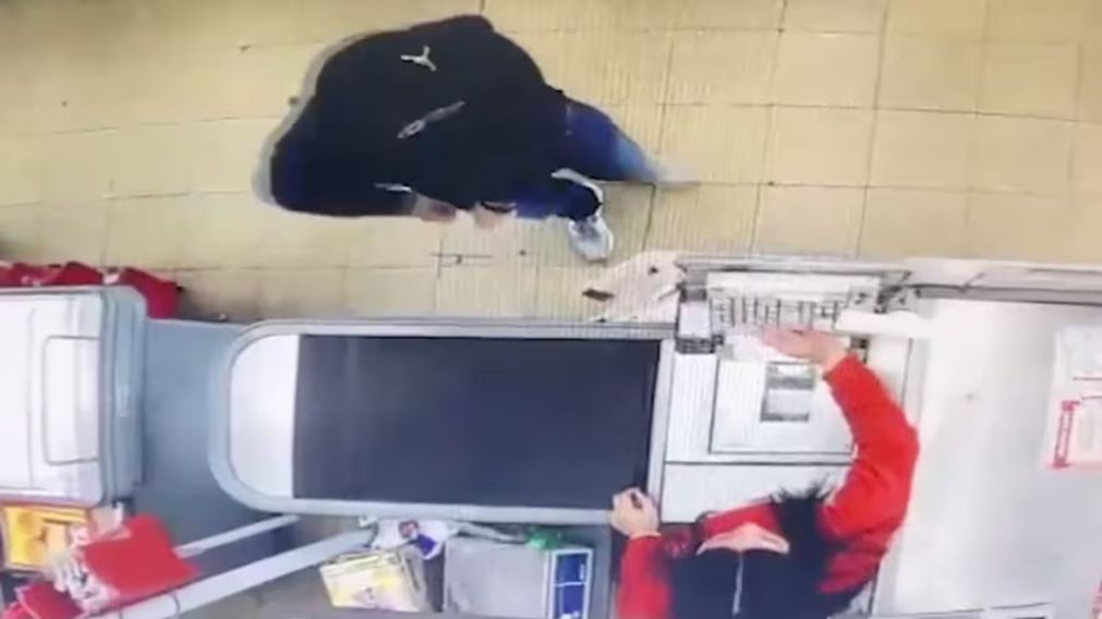 "El terror de los supermercados" cometiendo uno de los robos.