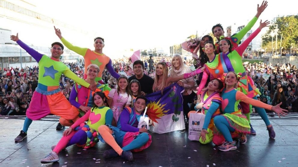 Fernando Espinoza, Panam y su elenco, durante el evento que se realizó en La Matanza.