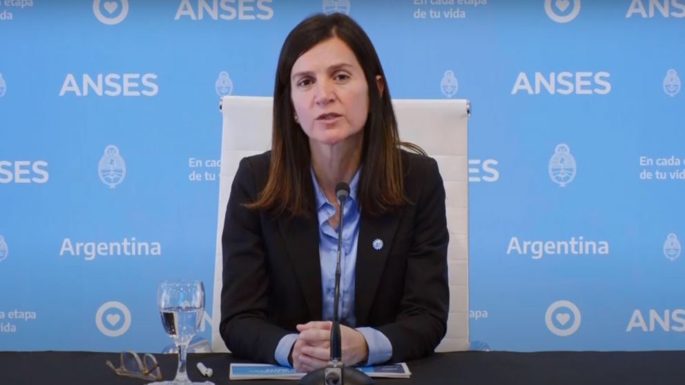 La titular de la ANSES, Fernanda Raverta, detallando los refuerzos econ�micos.