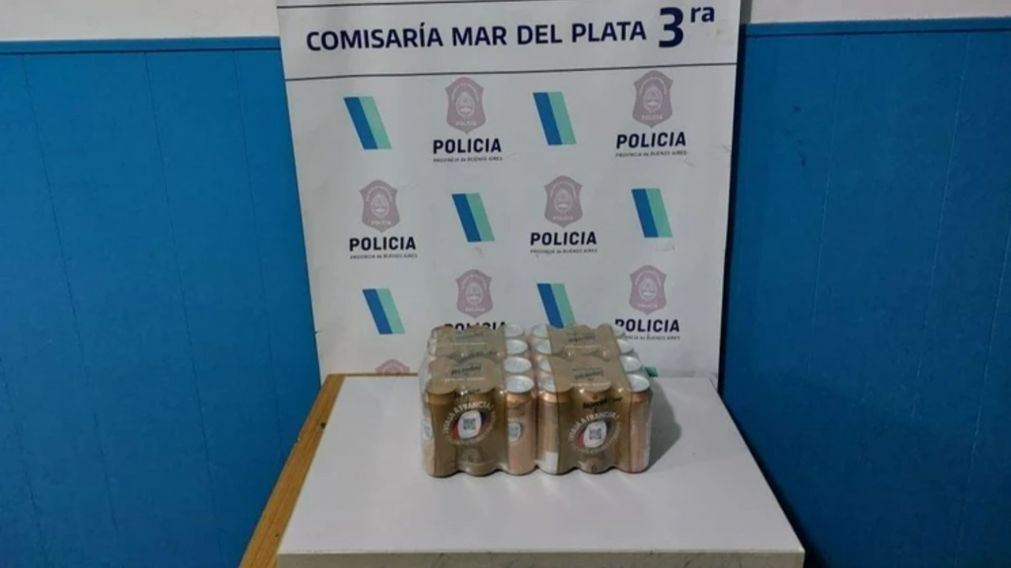 Las cervezas que estaban en poder del detenido.