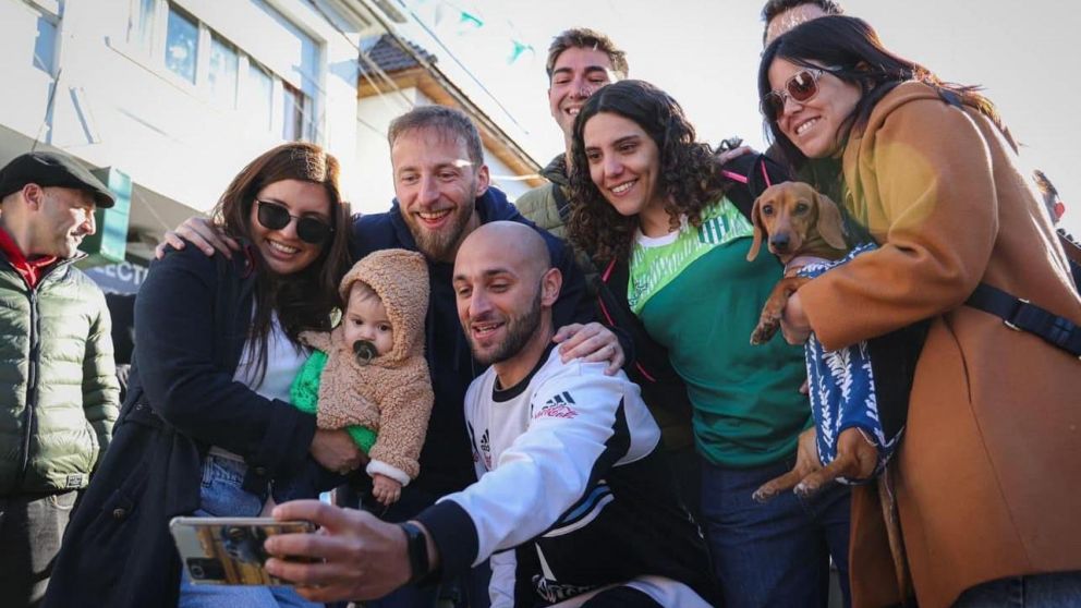 El candidato a intendente de Lomas de Zamora, Federico Otermín, participó de los festejos por un nuevo aniversario de Banfield.