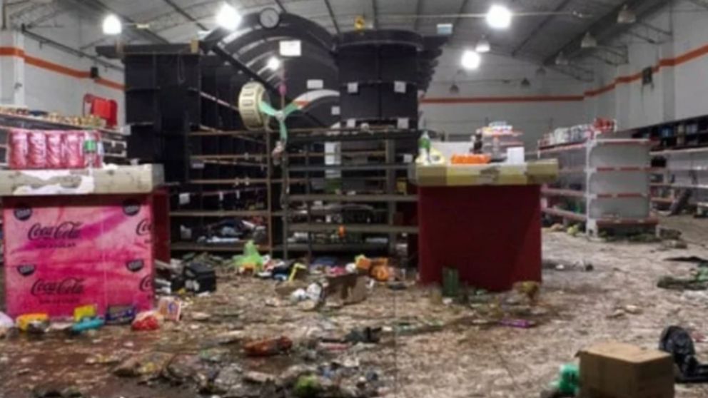 El Gobierno ordenó quitarle los planes sociales a los imputados por los saqueos.