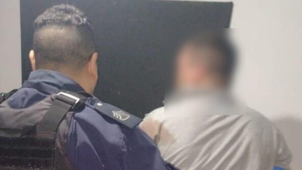 Este es el individuo que fue arrestado por los investigadores policiales.