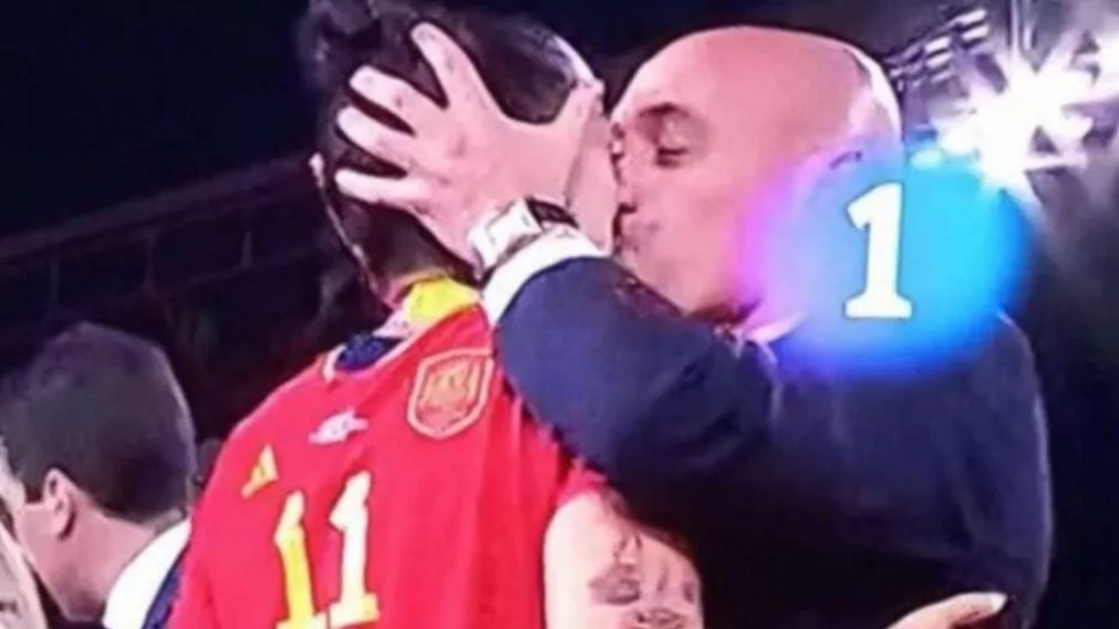 El beso del dirigente  fue captado por las c�maras que trasmit�an los festejos por la Copa