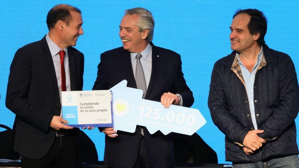El presidente Alberto Fernández, junto al ministro de Desarrollo Territorial y Hábitat, Santiago Maggiotti.