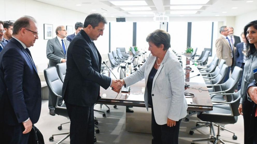 El ministro Sergio Massa y la titular del FMI, Kristalina Georgieva, en su reunión de ayer en Washington.
