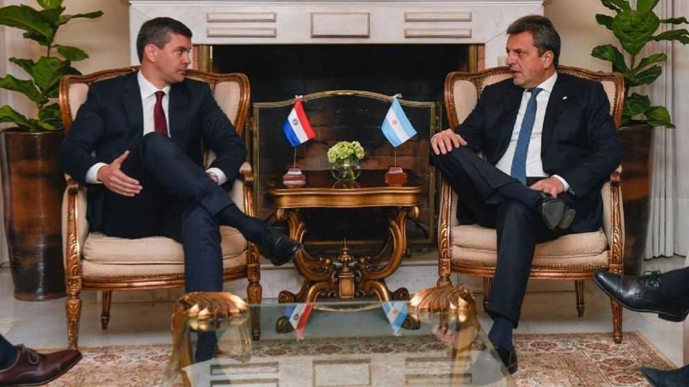 Massa se reunió en Paraguay con el flamante presidente Santiago Peña.