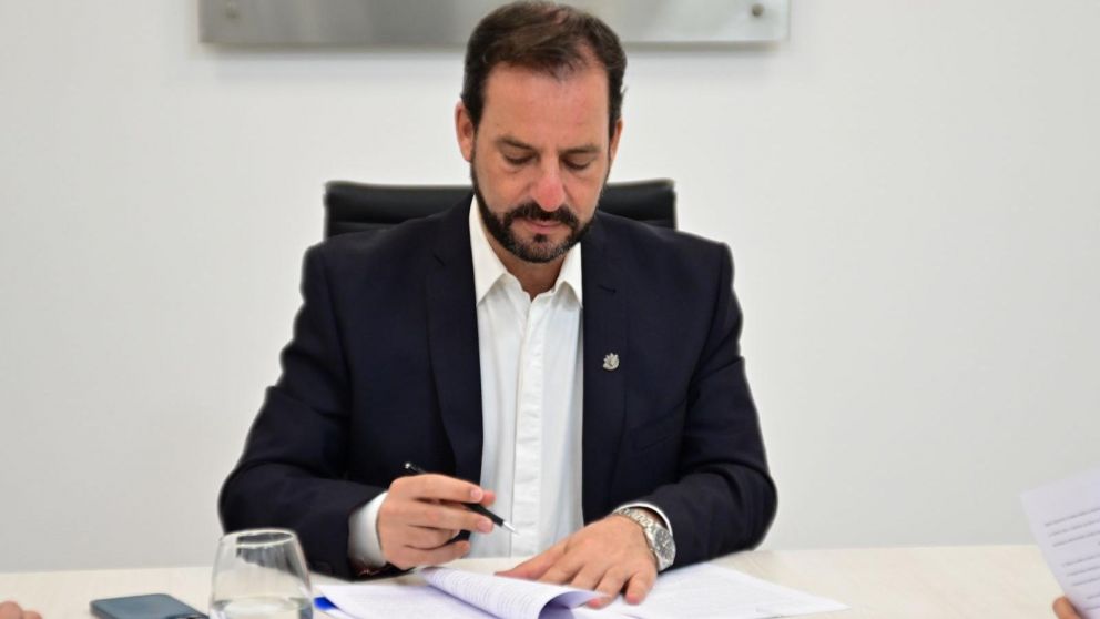 Ariel Sujarchuk, intendente de Escobar, al firmar el decreto.