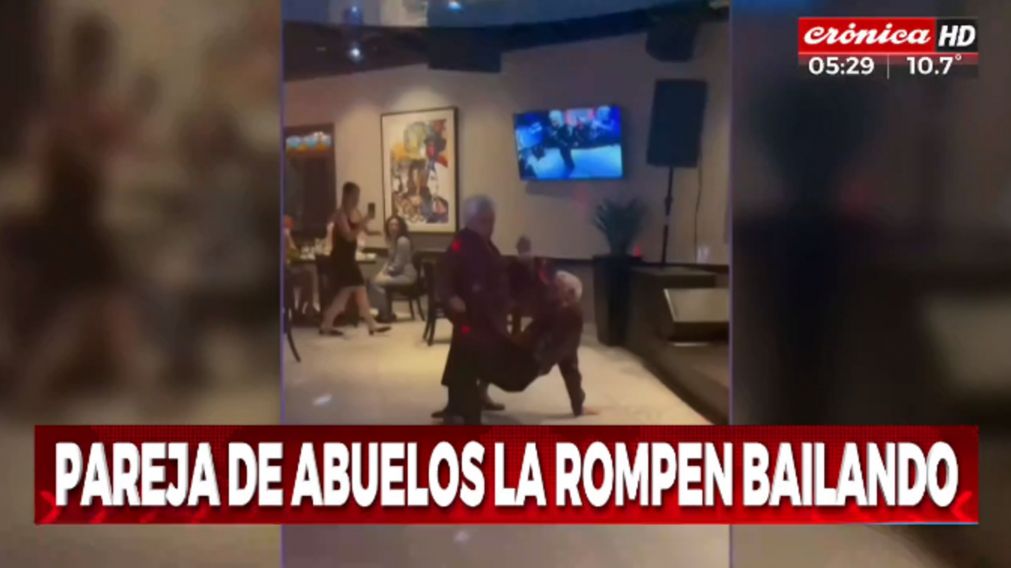 ¡Pareja de abuelos la rompió en la pista de baile!