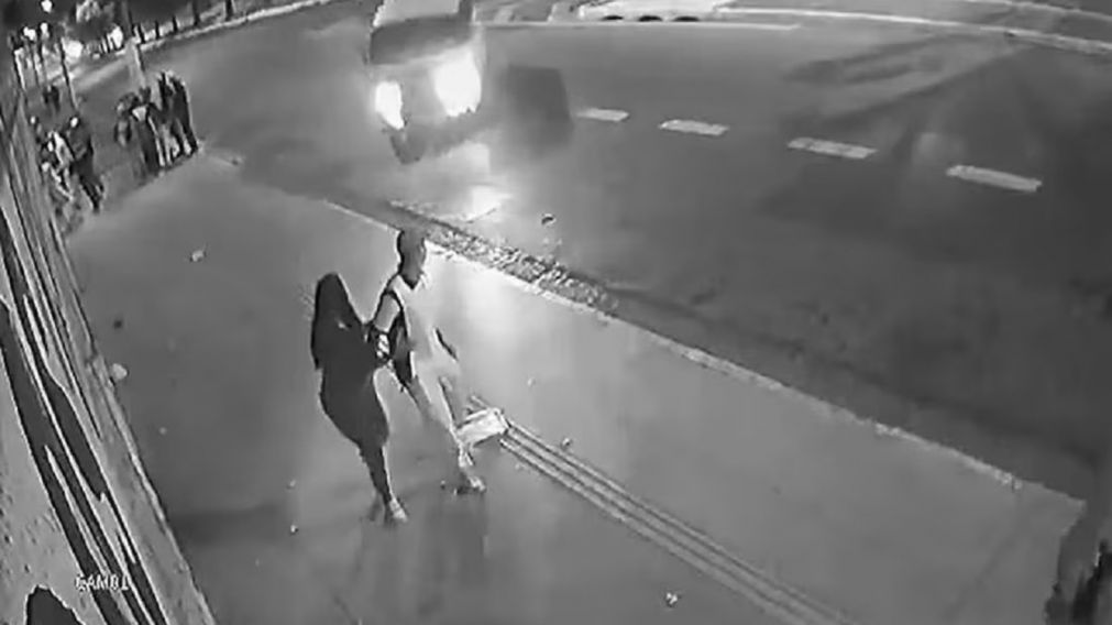 Un hombre perdió el control de su auto y mató a una joven embarazada que caminaba con su marido (Imagen captura video).