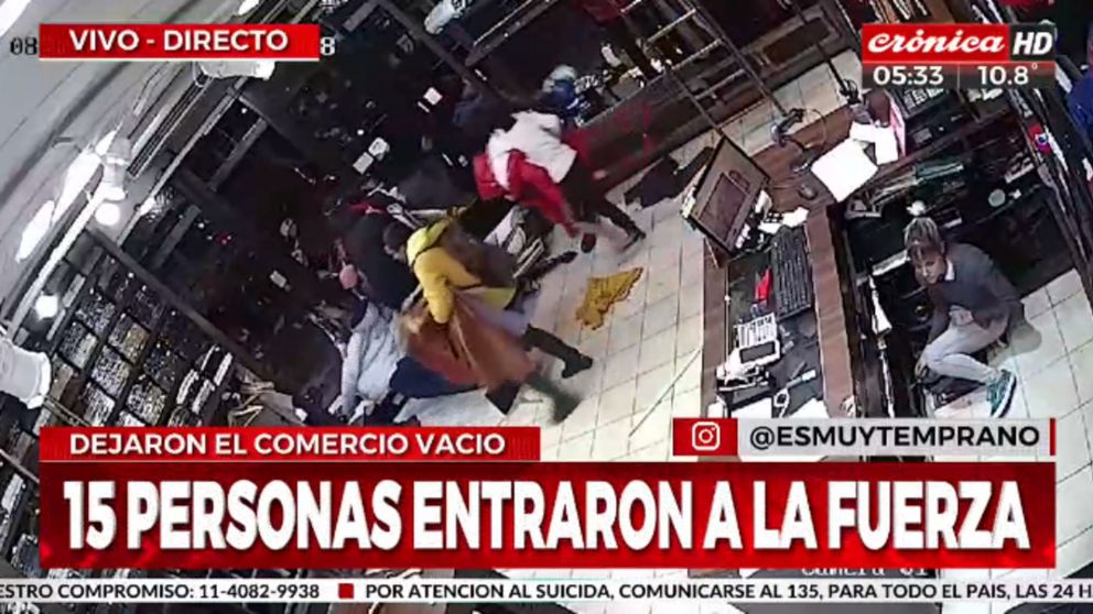 Robo y vandalismo: 15 personas ingresaron a un local de ropa y lo dejaron vacío
