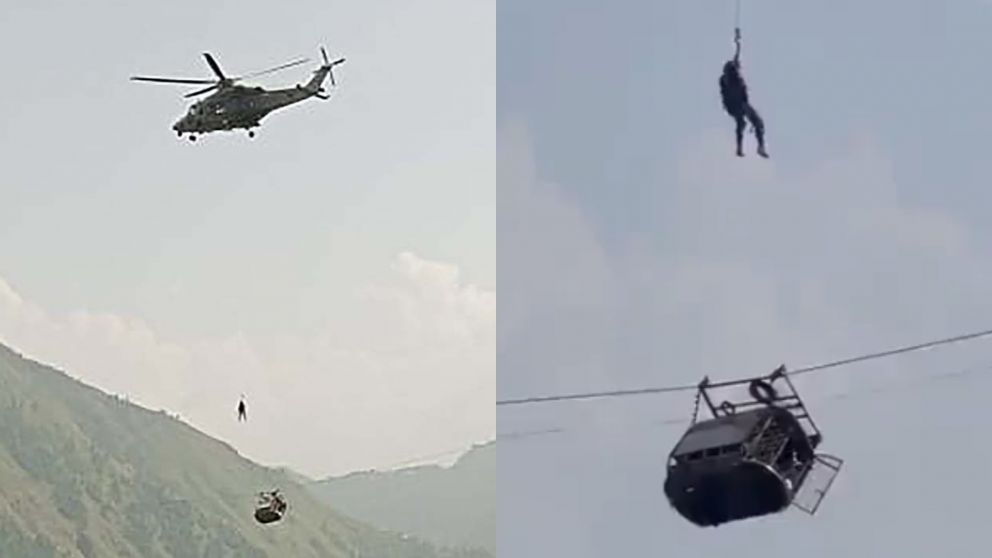 Un soldado del ejército desciende sobre el teleférico para rescatar a las víctimas.