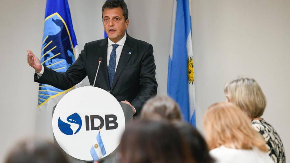 Sergio Massa aseguró 1.300 millones de dólares de financiamiento del BID y el Banco Mundial, además cuestionó la devaluación exigida por "inflacionaria".