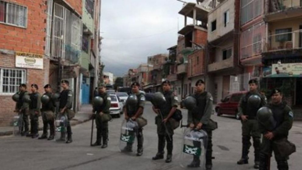 Cinco malvivientes armados con palos ingresaron a un almacén en el Barrio 1-11-14: un detenido.