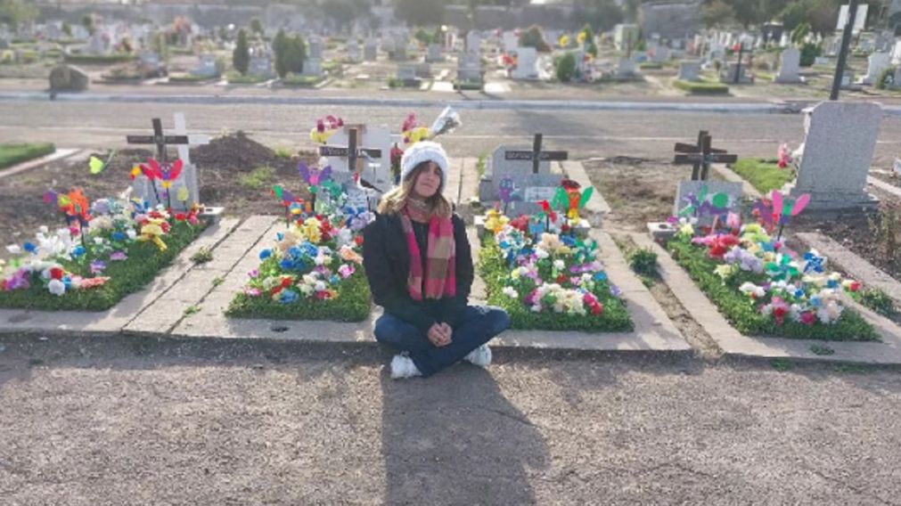 Pamela Nisi muestra en sus redes sociales los momentos que vive cuando visita a sus hijos en el cementerio y sigue con sus reclamos por justicia (Instagram/pamela.s.nisi).