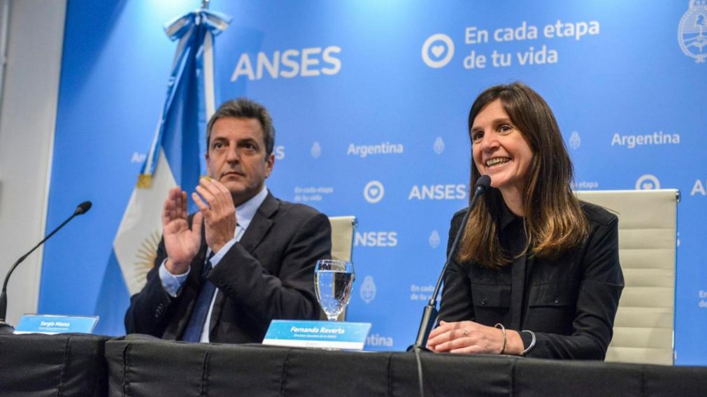 El ministro de Economía, Sergio Massa, junto con la directora ejecutiva de la Anses, Fernanda Raverta (Télam).