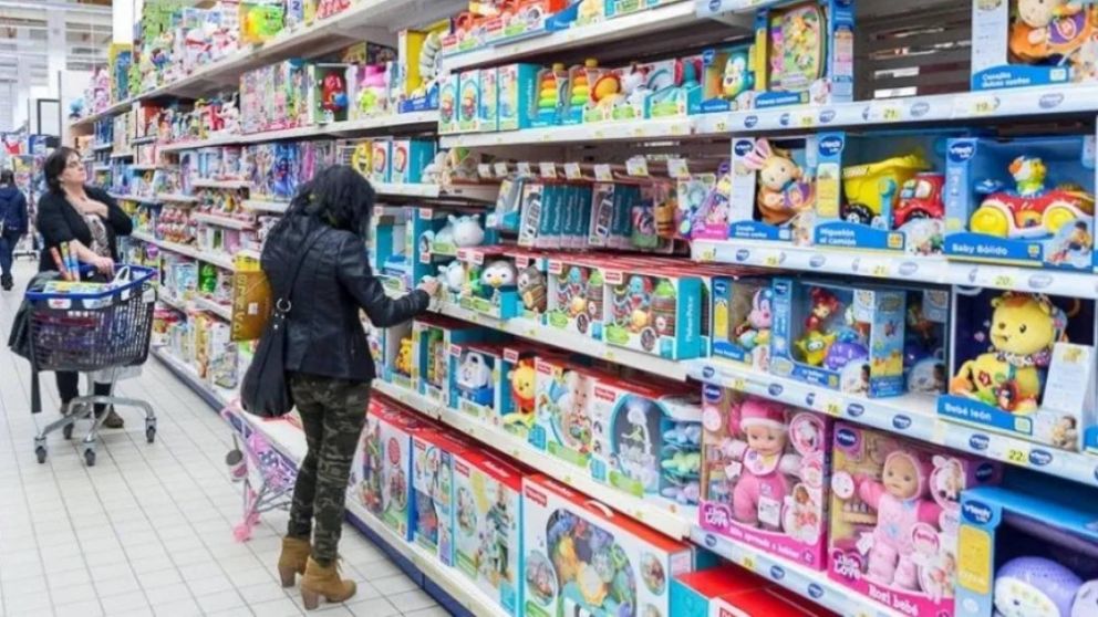 �D�a de las infancias! Supermercados incorporan el Ahora 12 la venta de juguetes.