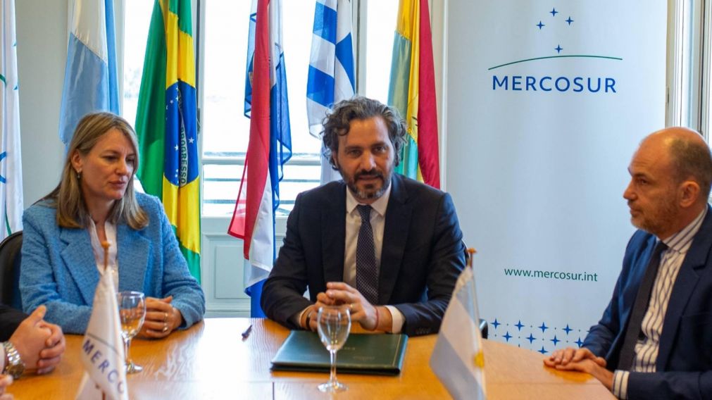 Santiago Cafiero firm� financiamiento por U$S 44 millones para recuperar el ferrocarril Urquiza en el Noroeste Argentino.